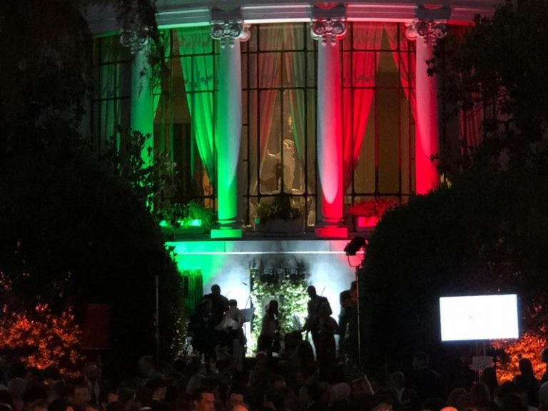 S.E. Dr. Darío Item espera la recepción de la Fiesta de la República Italiana en Madrid